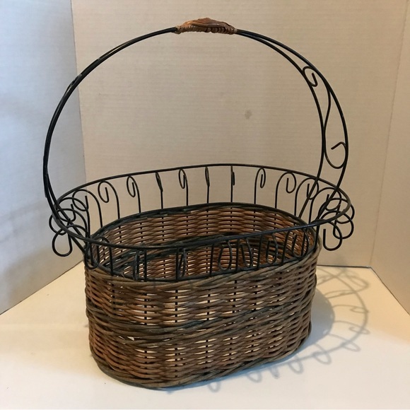 Rattan basket with metal/wire rim - Picture 3 of 8